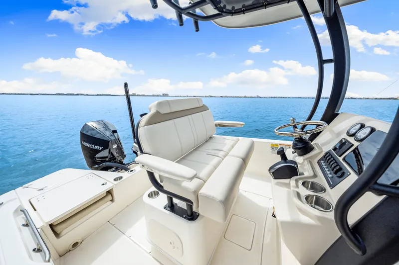 Slide: The Image of Boston Whaler 220 Dauntless 2025 - 36