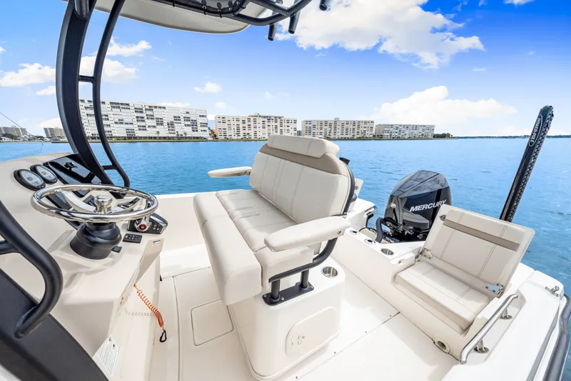 Slide: The Image of Boston Whaler 220 Dauntless 2025 - 37