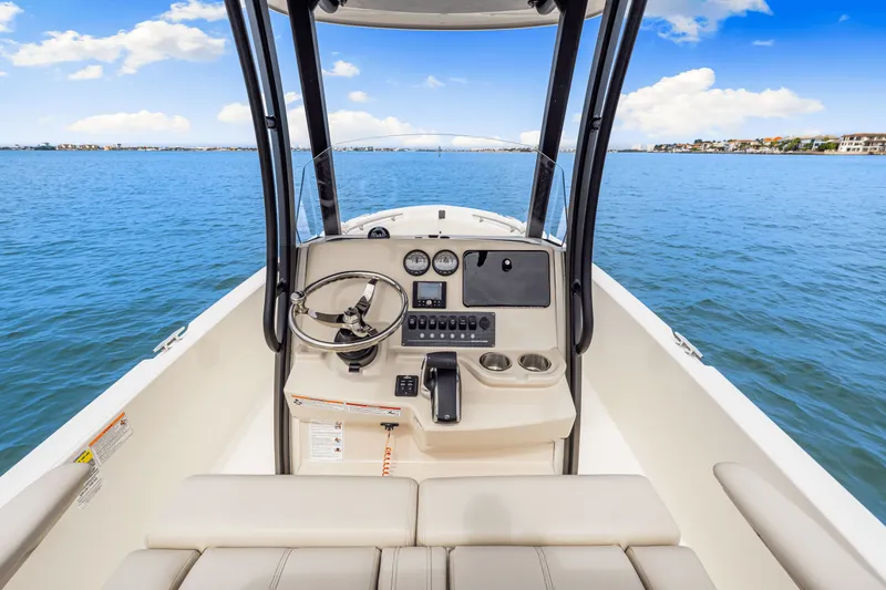 Slide: The Image of Boston Whaler 220 Dauntless 2025 - 38