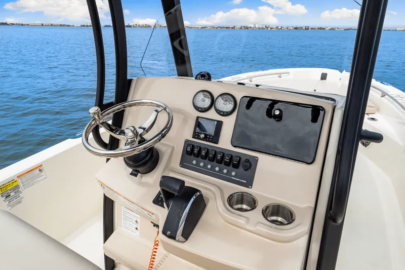 Slide: The Image of Boston Whaler 220 Dauntless 2025 - 39