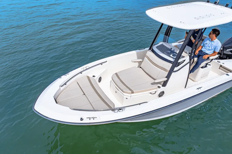 Slide: The Image of Boston Whaler 220 Dauntless 2025 - 4