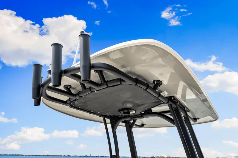 Slide: The Image of Boston Whaler 220 Dauntless 2025 - 40