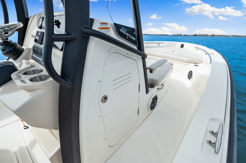Slide: The Image of Boston Whaler 220 Dauntless 2025 - 41