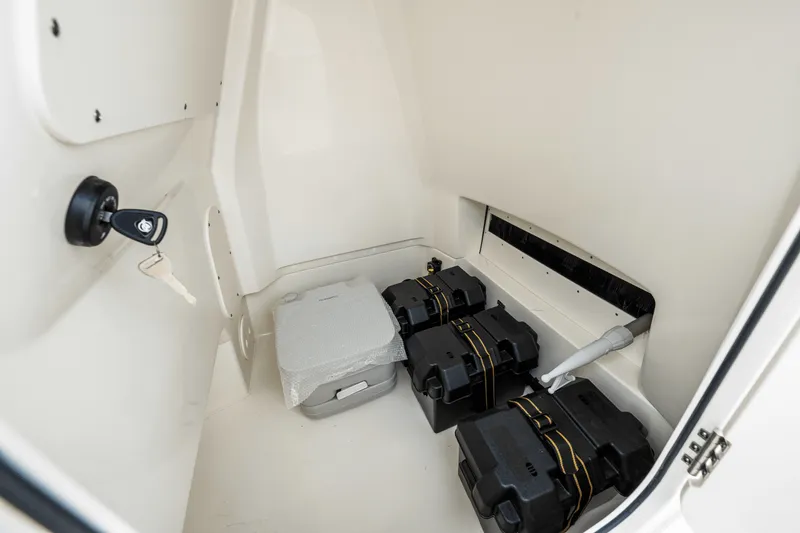 Slide: The Image of Boston Whaler 220 Dauntless 2025 - 42