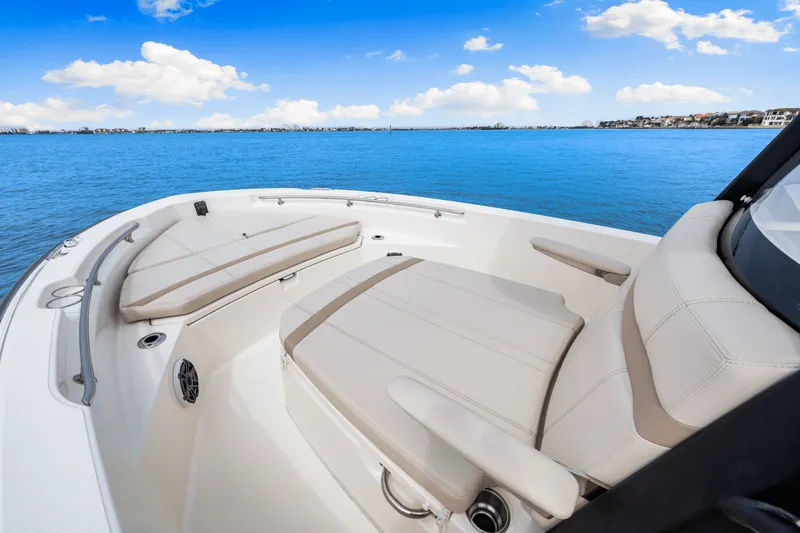 Slide: The Image of Boston Whaler 220 Dauntless 2025 - 43