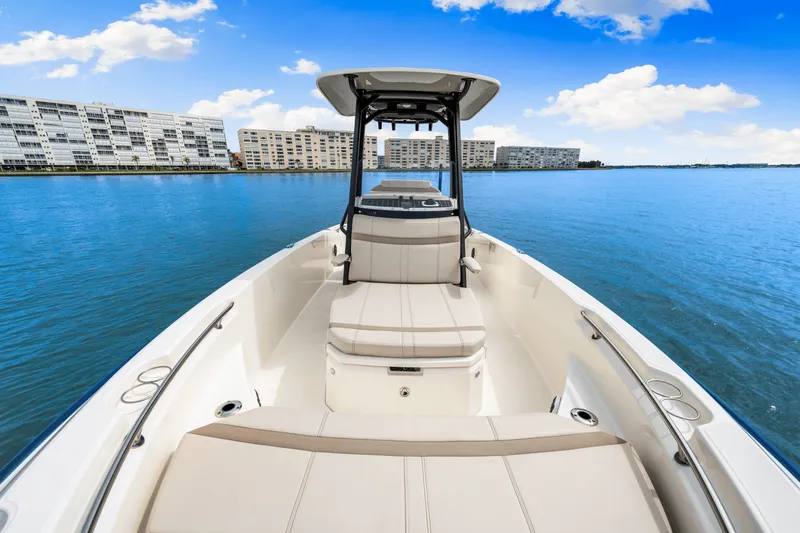 Slide: The Image of Boston Whaler 220 Dauntless 2025 - 47