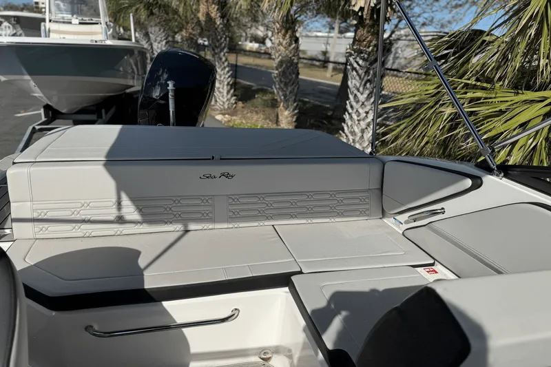 Slide: The Image of Sea Ray SPX 190 Outboard 2025 - 10