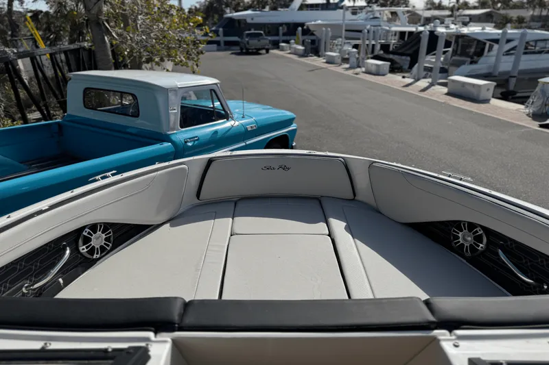 Slide: The Image of Sea Ray SPX 190 Outboard 2025 - 11