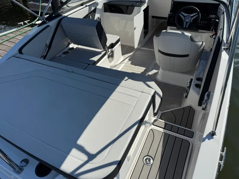 Slide: The Image of Sea Ray SPX 190 Outboard 2025 - 14