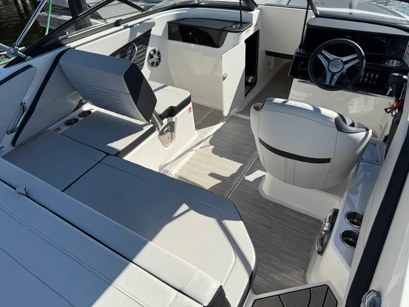 Slide: The Image of Sea Ray SPX 190 Outboard 2025 - 15