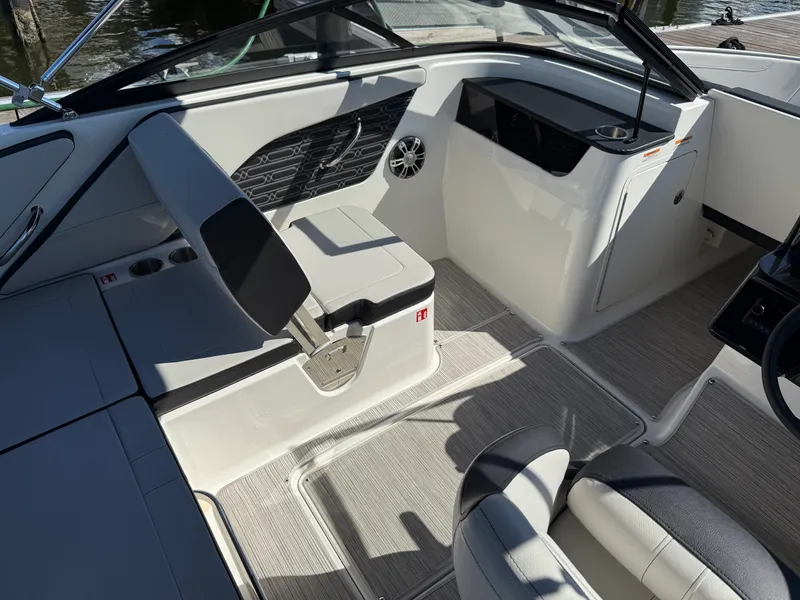 Slide: The Image of Sea Ray SPX 190 Outboard 2025 - 17