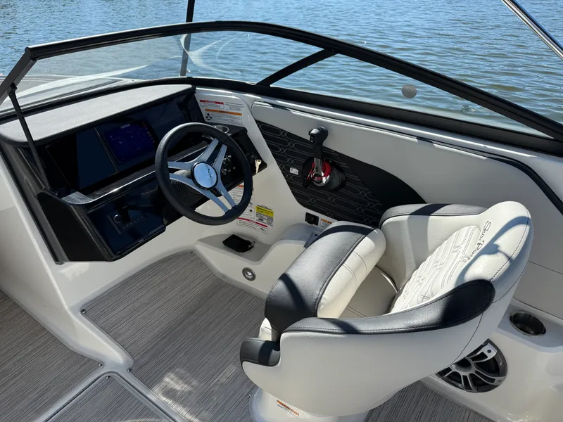 Slide: The Image of Sea Ray SPX 190 Outboard 2025 - 18