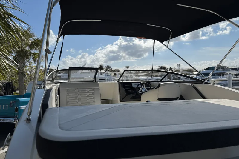 Slide: The Image of Sea Ray SPX 190 Outboard 2025 - 2