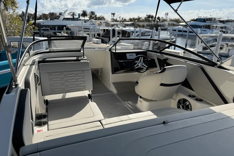 Slide: The Image of Sea Ray SPX 190 Outboard 2025 - 3