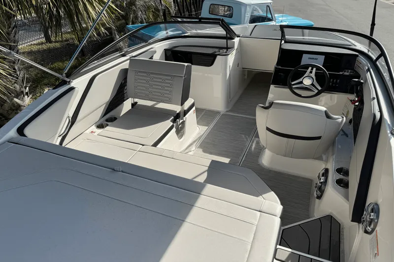 Slide: The Image of Sea Ray SPX 190 Outboard 2025 - 4
