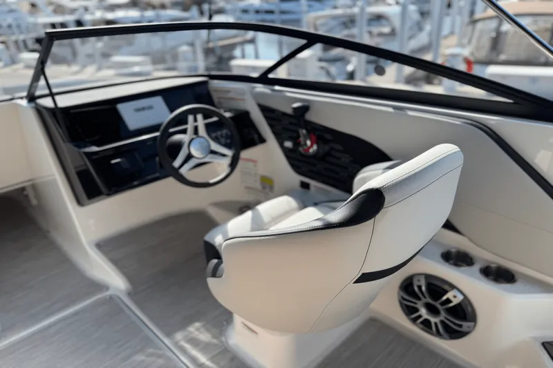 Slide: The Image of Sea Ray SPX 190 Outboard 2025 - 5
