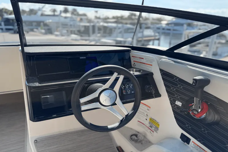 Slide: The Image of Sea Ray SPX 190 Outboard 2025 - 6