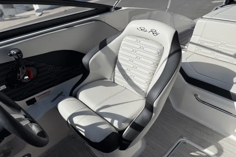 Slide: The Image of Sea Ray SPX 190 Outboard 2025 - 9