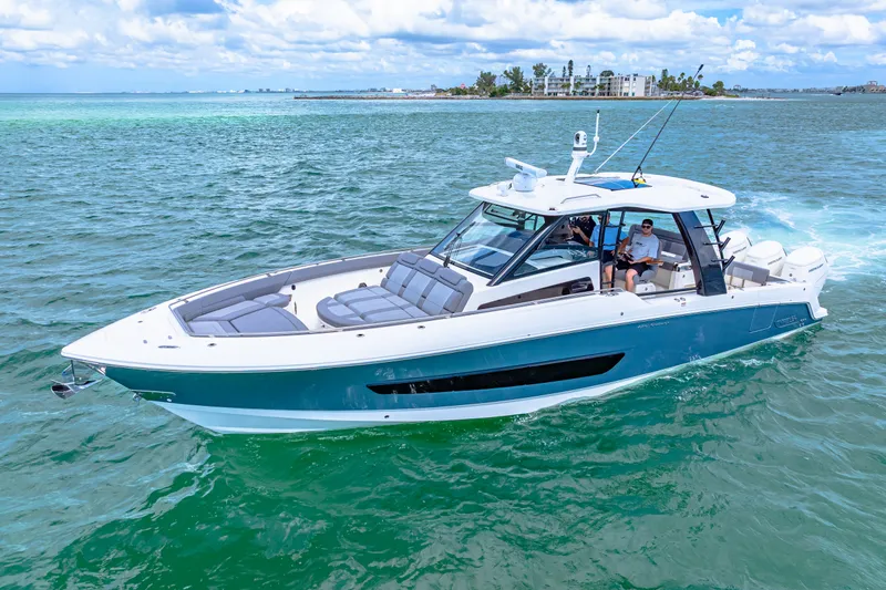 Slide: The Image of Boston Whaler 420 Outrage 2025 - 1
