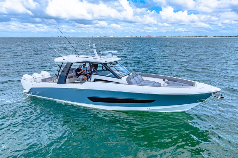 Slide: The Image of Boston Whaler 420 Outrage 2025 - 13