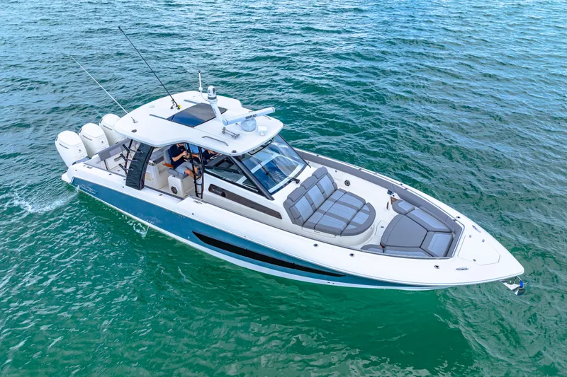 Slide: The Image of Boston Whaler 420 Outrage 2025 - 14