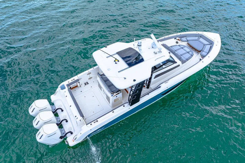 Slide: The Image of Boston Whaler 420 Outrage 2025 - 16