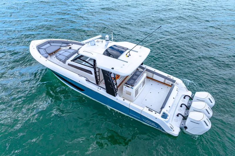 Slide: The Image of Boston Whaler 420 Outrage 2025 - 17