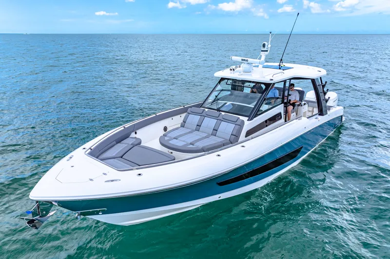 Slide: The Image of Boston Whaler 420 Outrage 2025 - 18