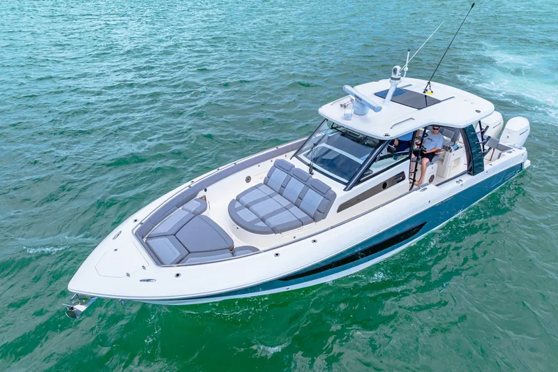 Slide: The Image of Boston Whaler 420 Outrage 2025 - 2