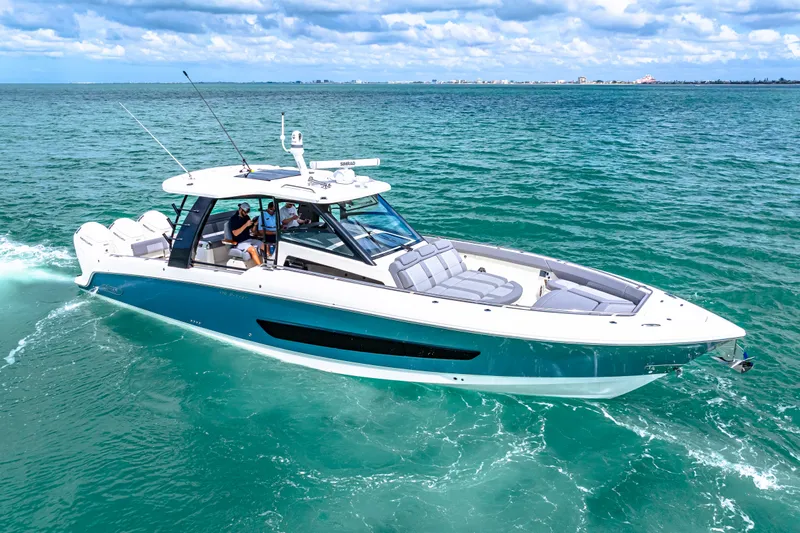 Slide: The Image of Boston Whaler 420 Outrage 2025 - 20