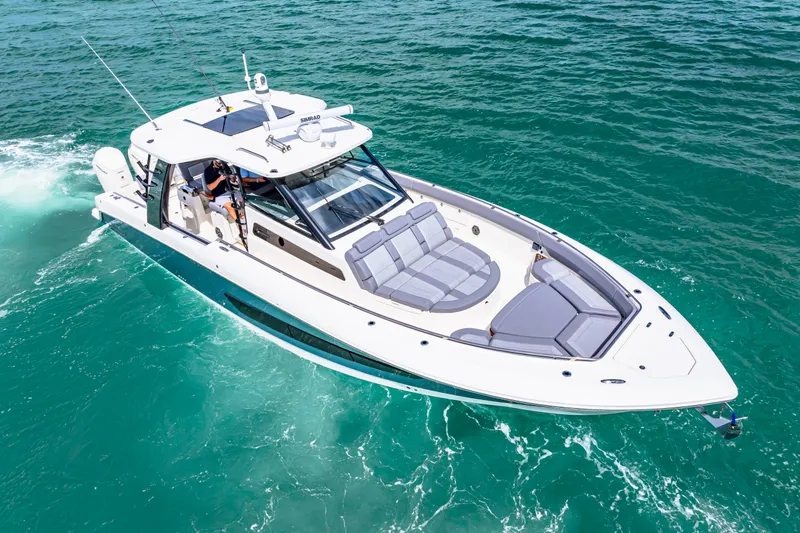 Slide: The Image of Boston Whaler 420 Outrage 2025 - 21