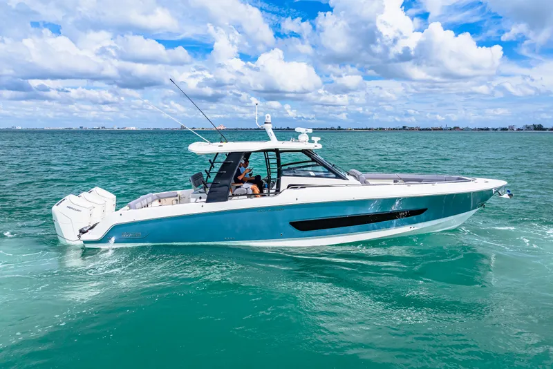 Slide: The Image of Boston Whaler 420 Outrage 2025 - 22