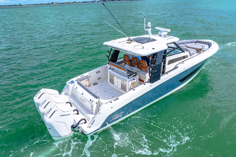 Slide: The Image of Boston Whaler 420 Outrage 2025 - 23