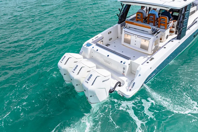 Slide: The Image of Boston Whaler 420 Outrage 2025 - 24