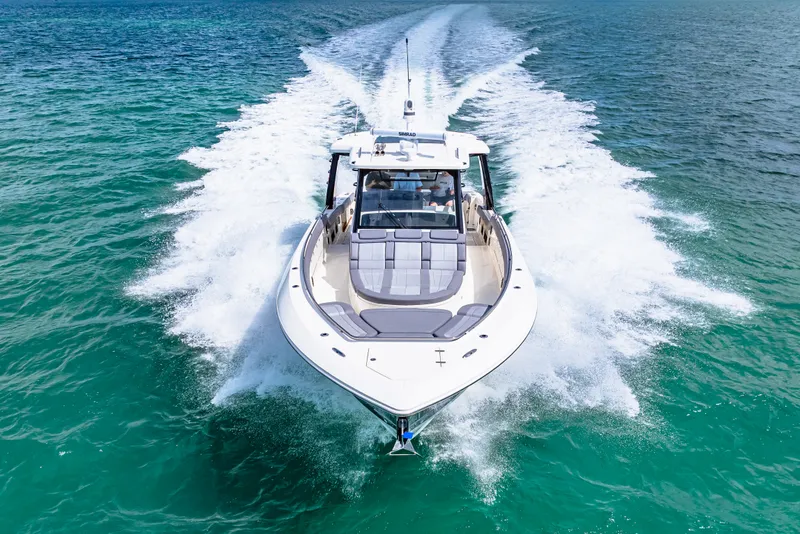 Slide: The Image of Boston Whaler 420 Outrage 2025 - 27