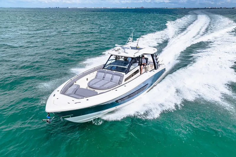 Slide: The Image of Boston Whaler 420 Outrage 2025 - 29