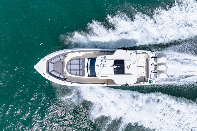 Slide: The Image of Boston Whaler 420 Outrage 2025 - 32