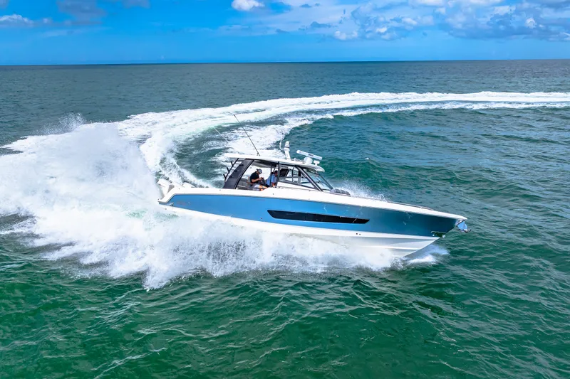 Slide: The Image of Boston Whaler 420 Outrage 2025 - 33