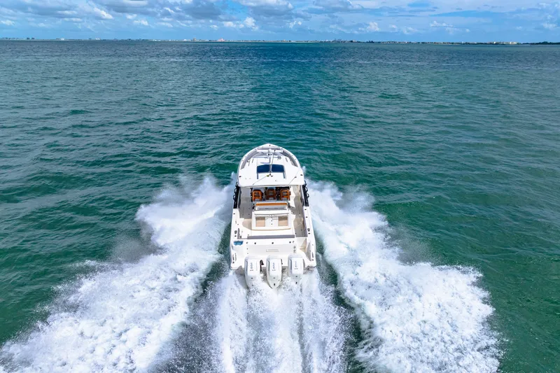 Slide: The Image of Boston Whaler 420 Outrage 2025 - 35