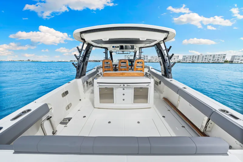 Slide: The Image of Boston Whaler 420 Outrage 2025 - 36