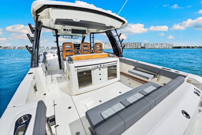 Slide: The Image of Boston Whaler 420 Outrage 2025 - 37