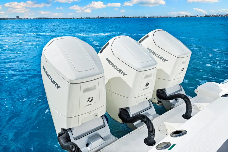 Slide: The Image of Boston Whaler 420 Outrage 2025 - 38