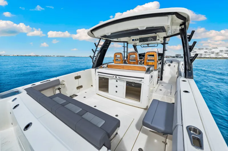 Slide: The Image of Boston Whaler 420 Outrage 2025 - 39
