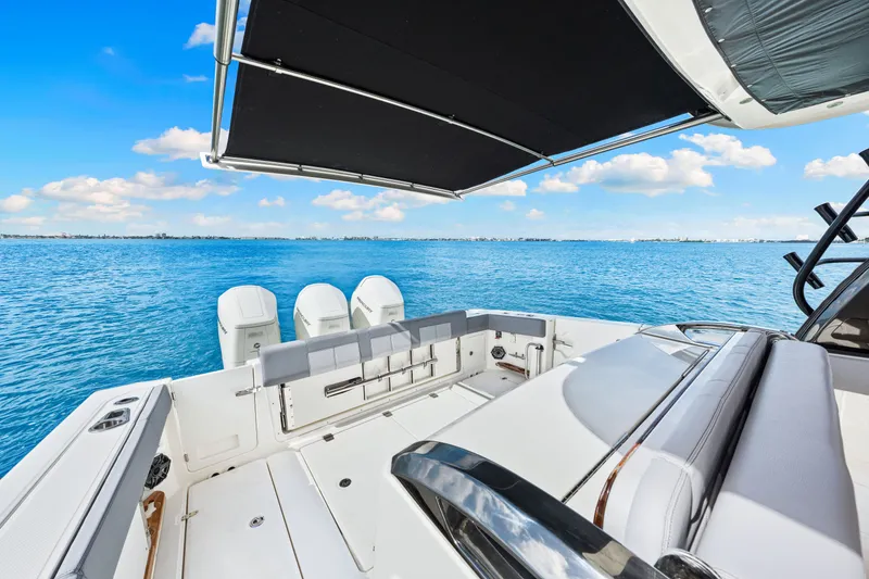 Slide: The Image of Boston Whaler 420 Outrage 2025 - 40