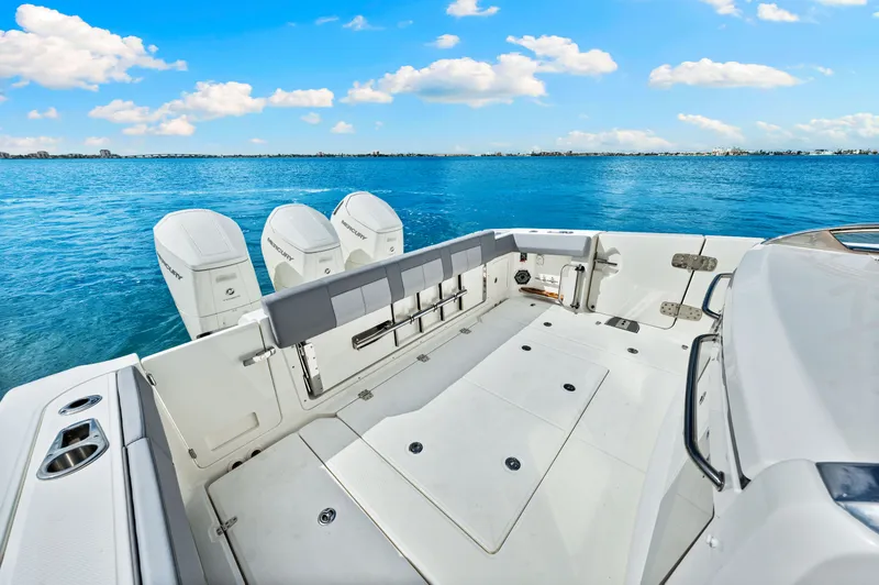 Slide: The Image of Boston Whaler 420 Outrage 2025 - 41