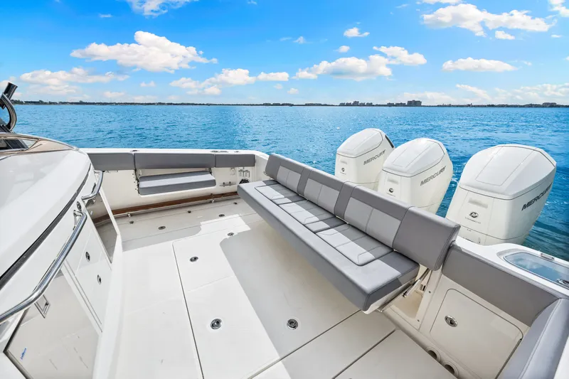 Slide: The Image of Boston Whaler 420 Outrage 2025 - 42