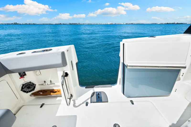 Slide: The Image of Boston Whaler 420 Outrage 2025 - 43