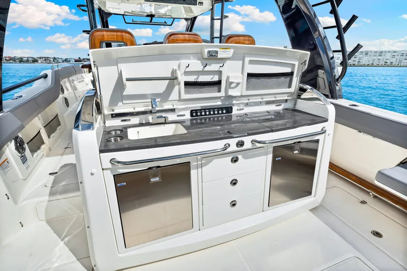 Slide: The Image of Boston Whaler 420 Outrage 2025 - 45