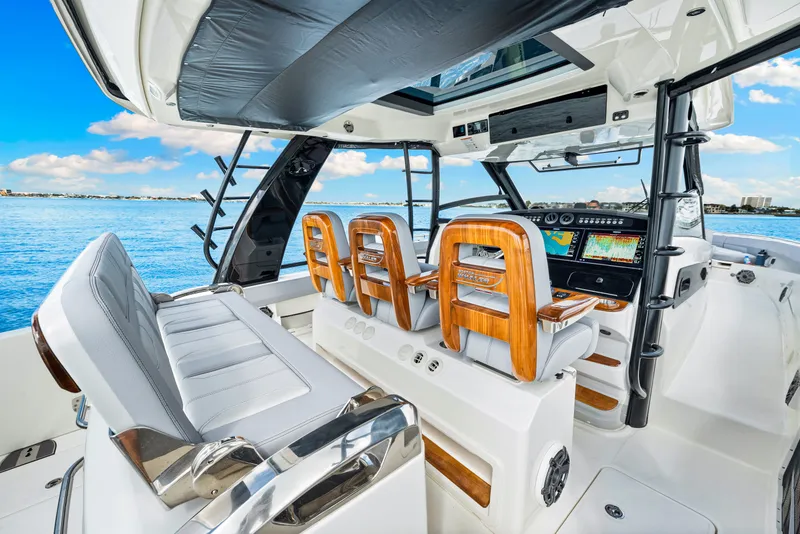 Slide: The Image of Boston Whaler 420 Outrage 2025 - 46