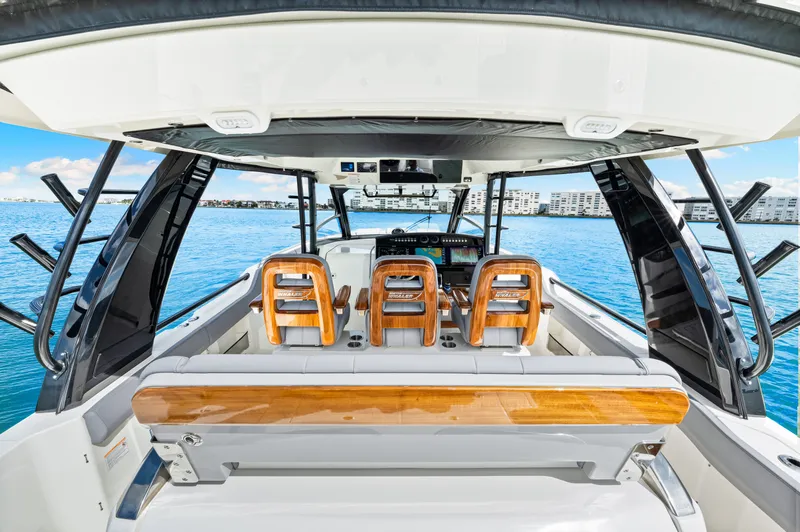 Slide: The Image of Boston Whaler 420 Outrage 2025 - 49